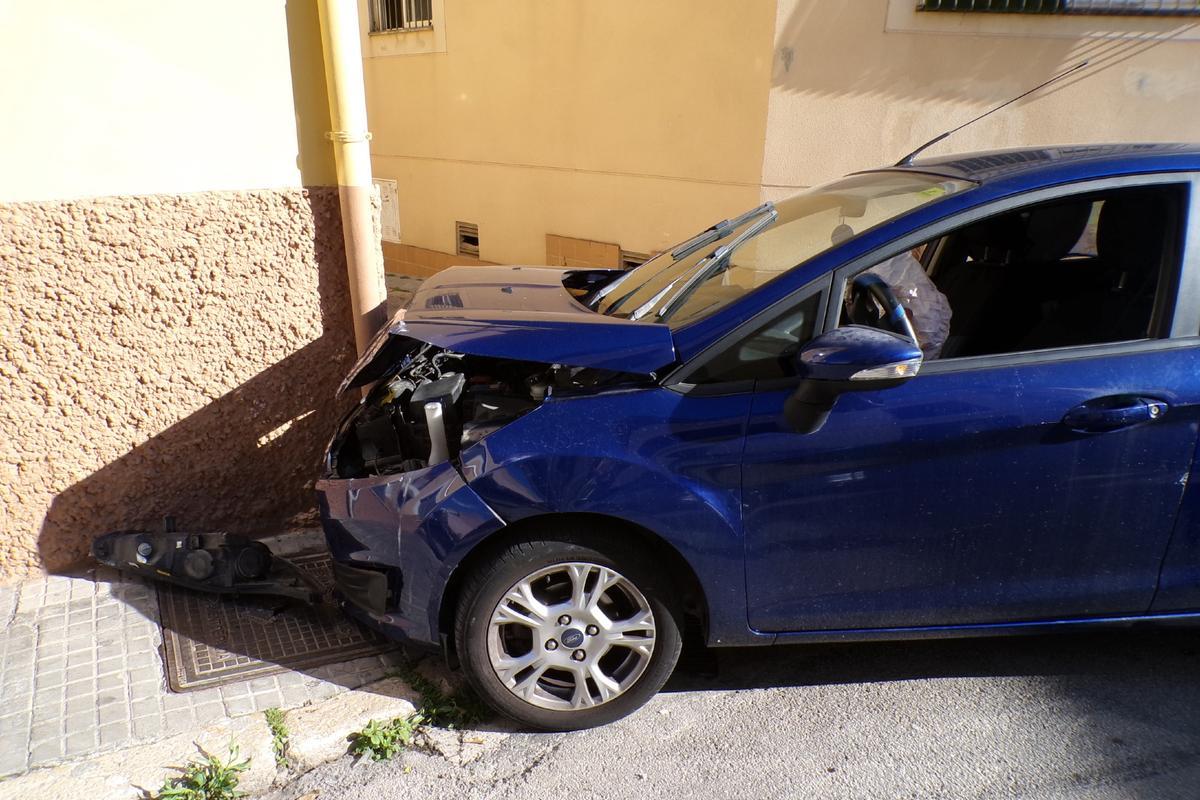 El coche se estrelló contra la esquina de una casa.