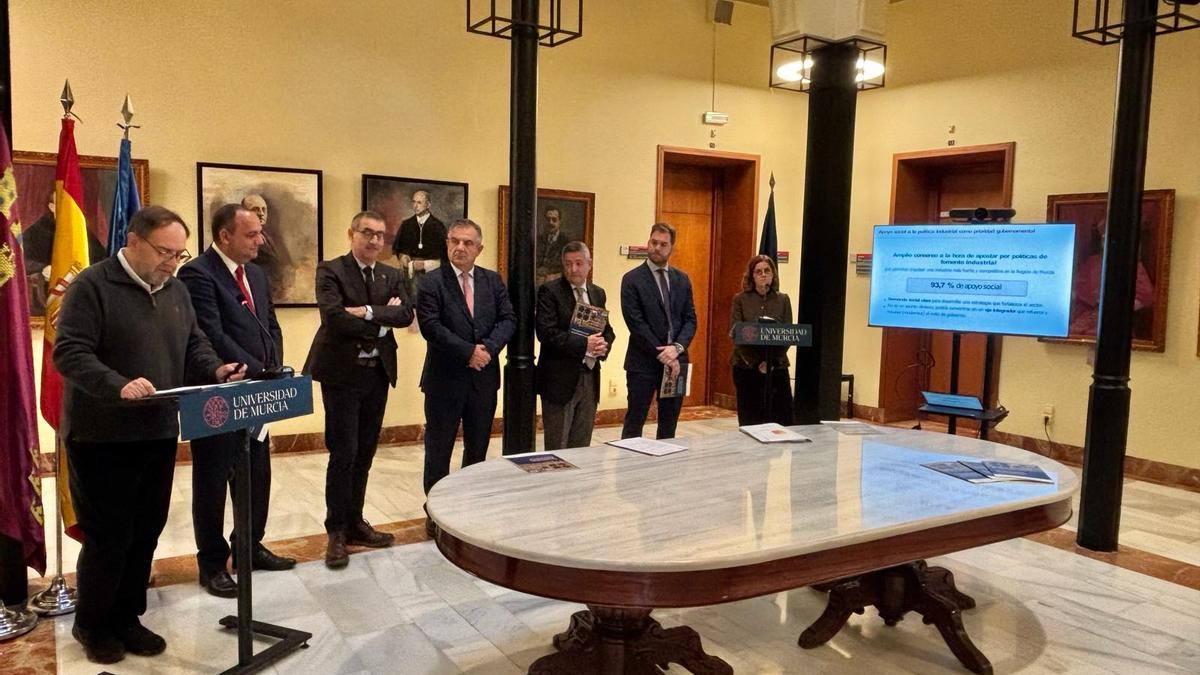 Presentación este lunes de los resultados de la encuesta sobre la 'Percepción Social de la Industria en la Región de Murcia', coordinada por el catedrático de la UMU, Ismael Crespo.
