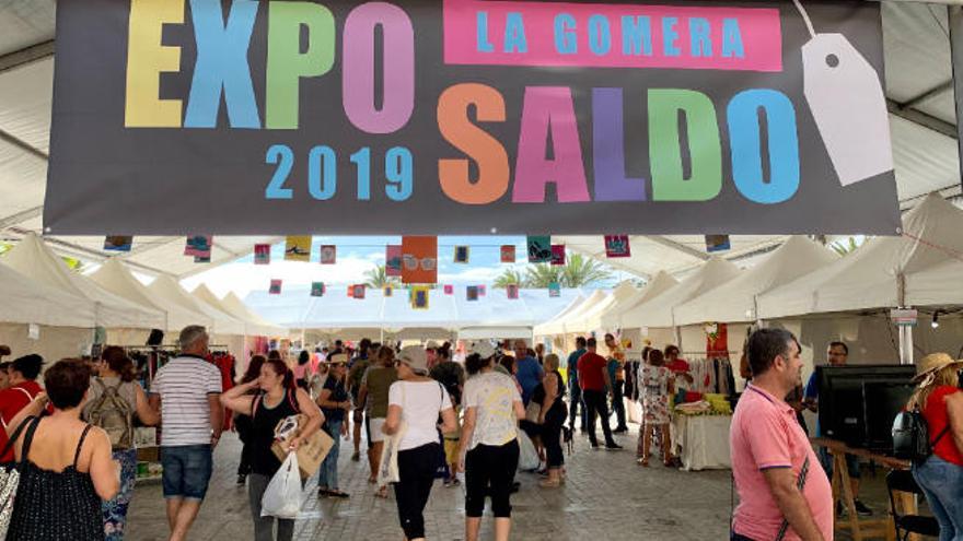 Vecinos y visitantes, durante las primeras horas de Exposaldo en San Sebastián de La Gomera.