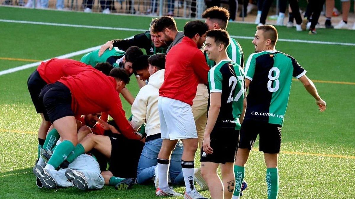 Los jugadores del Gévora, uno de los equipos que sigue en el camino para subir a Tercera, celebran un gol.