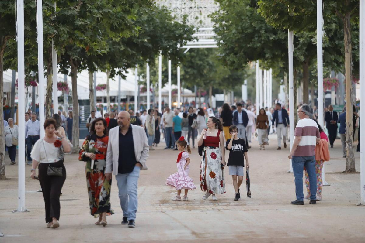 Los cordobeses disfrutan de la fiesta desde horas antes del encendido de la portada Los cordobeses disfrutan de la fiesta desde horas antes del encendido de la portada