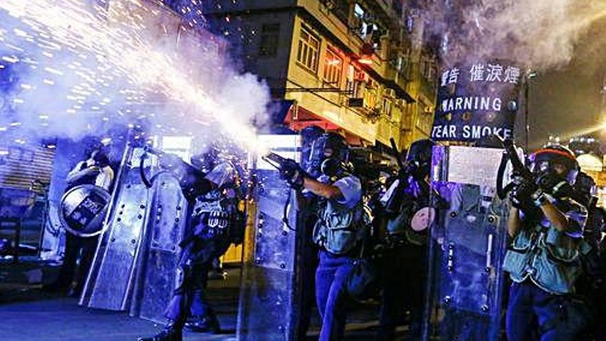 La policia llança gasos lacrimògens contra els manifestants