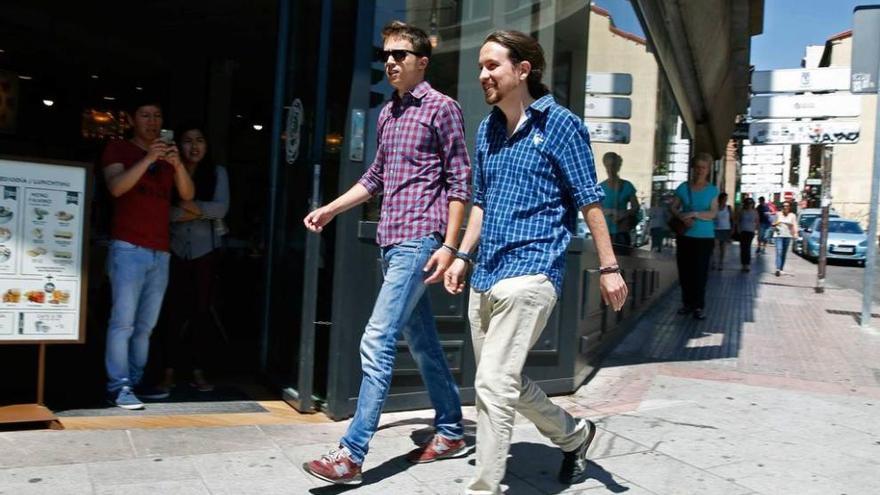 Íñigo Errejón y Pablo Iglesias, ayer camino de la reunión en la que los dirigentes de Podemos analizaron los resultados de las elecciones.