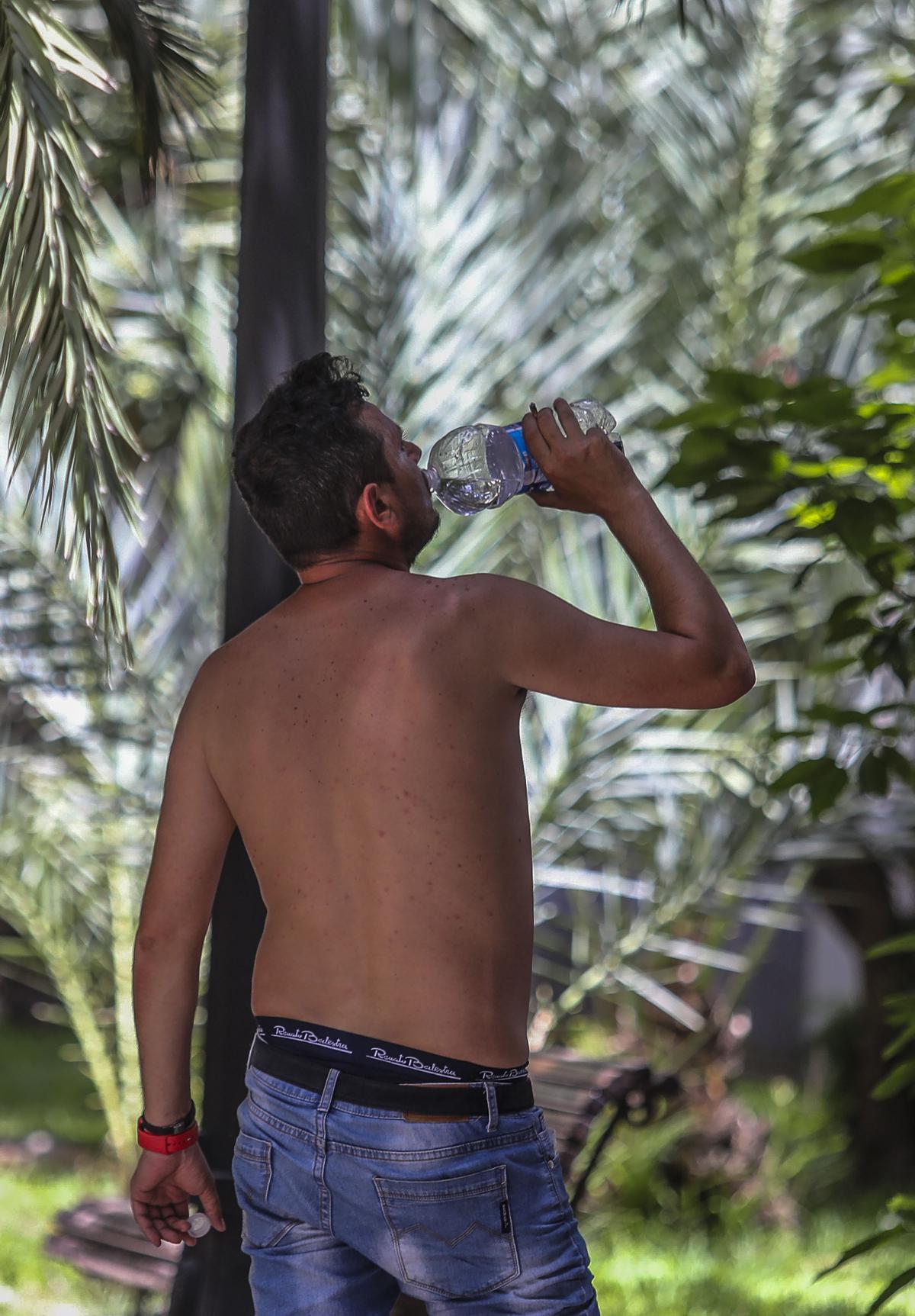 Una persona bebiendo agua para paliar el calor