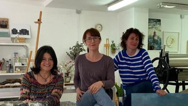 Tania Ulloa, Rosa García y Diana Cordero (i-d), en el estudio ayer.