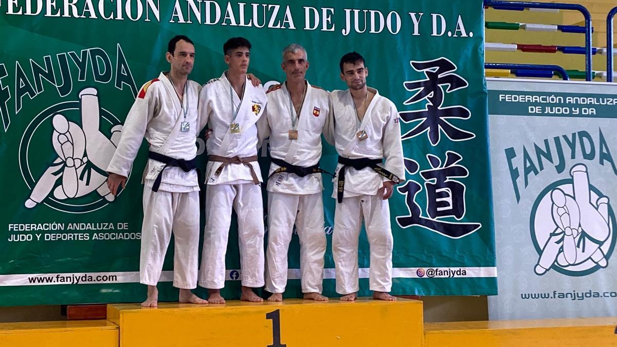 Judocas cordobeses en el podio del Campeonato Andaluz celebrado en La Línea.