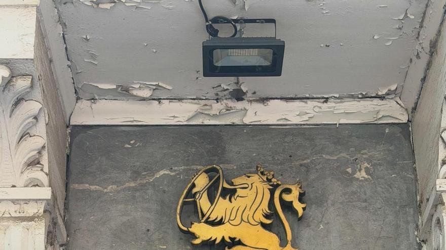 La cafetería de Zaragoza que conserva el logo de una antigua autoescuela: un curioso león con volante