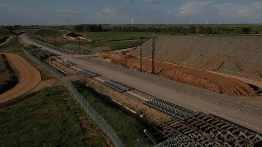 Los trenes ya circulan por la nueva variante de La Hiniesta