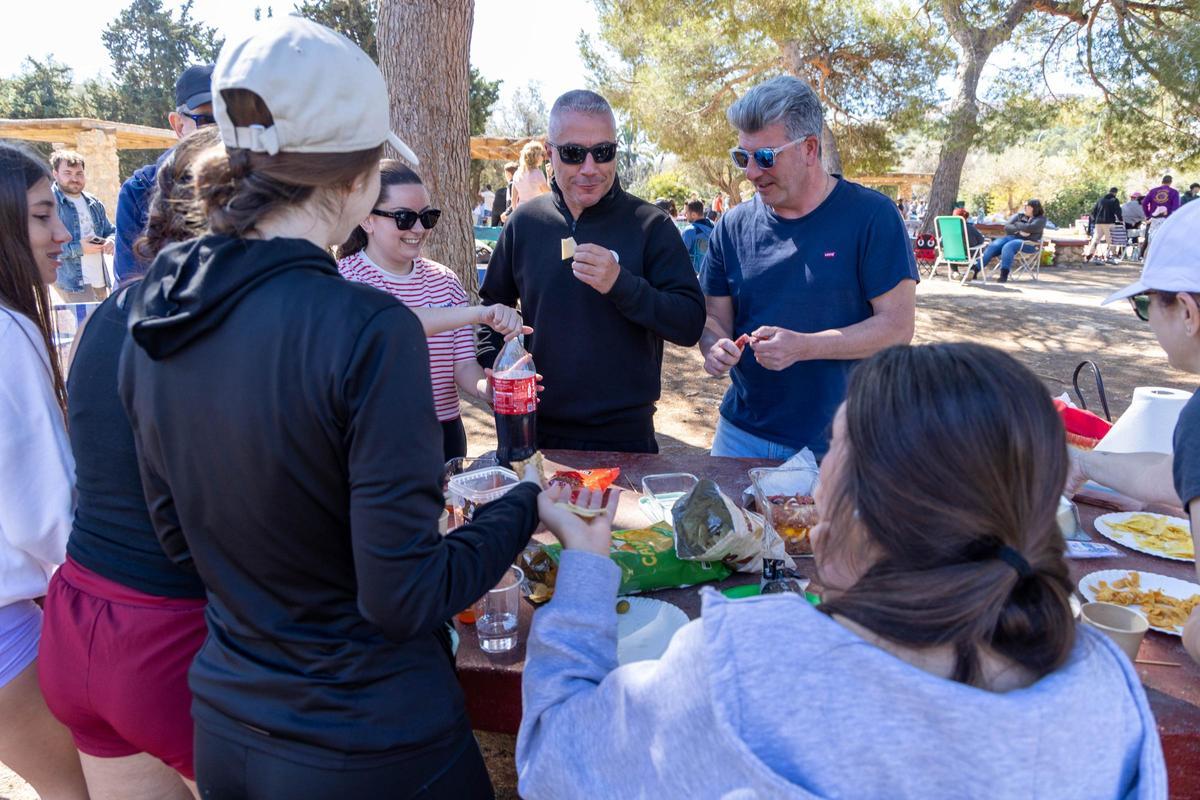 Familias celebrando el festivo en el Clot de Galvany