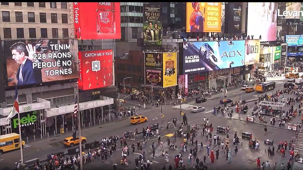 El mensaje de Compromís para Mazón en las pantallas gigantes de Times Square: "Tenemos 228 razones para que no vuelvas"