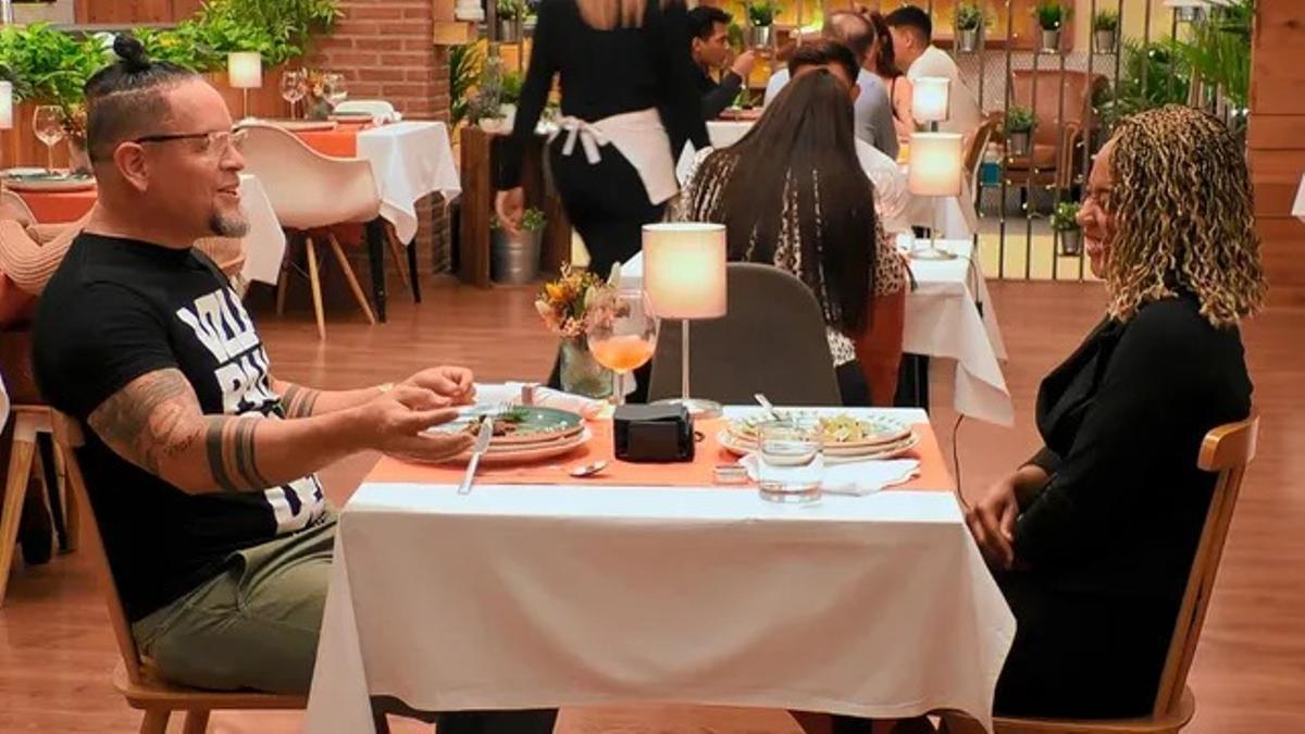 Marina no puede contener la risa ante un tópico de su cita.