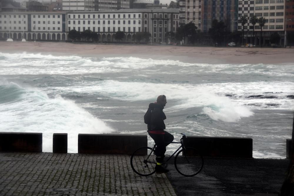 La costa de A Coruña, en alerta naranja por oleaje