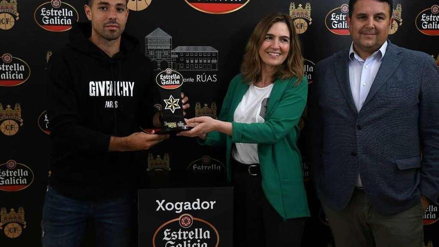 Álvaro Bustos recibe el premio al jugador Estrella Galicia en el hotel restaurante Rúas. // Gustavo Santos