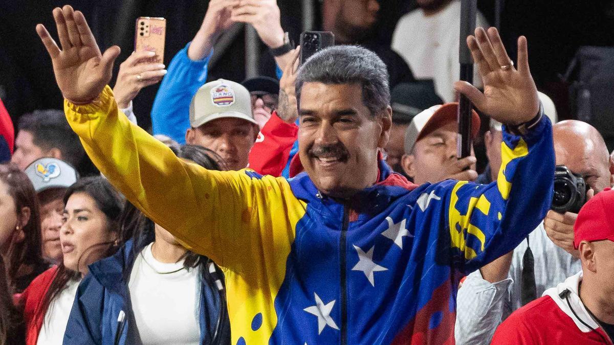 Maduro proclama su reelección ante miles de simpatizantes