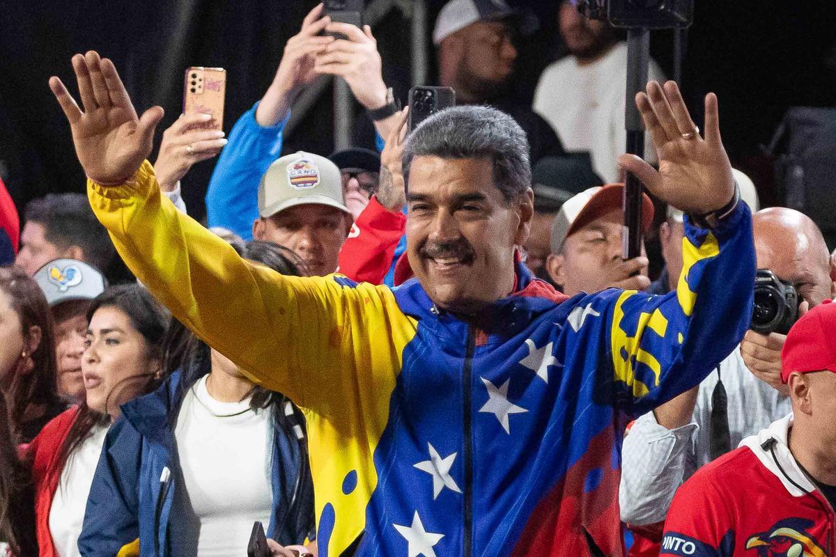Maduro proclama su reelección ante miles de simpatizantes