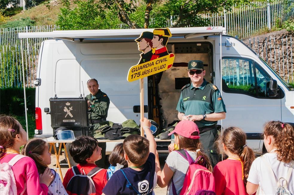 La Guardia Civil se rodea de niños en Cáceres