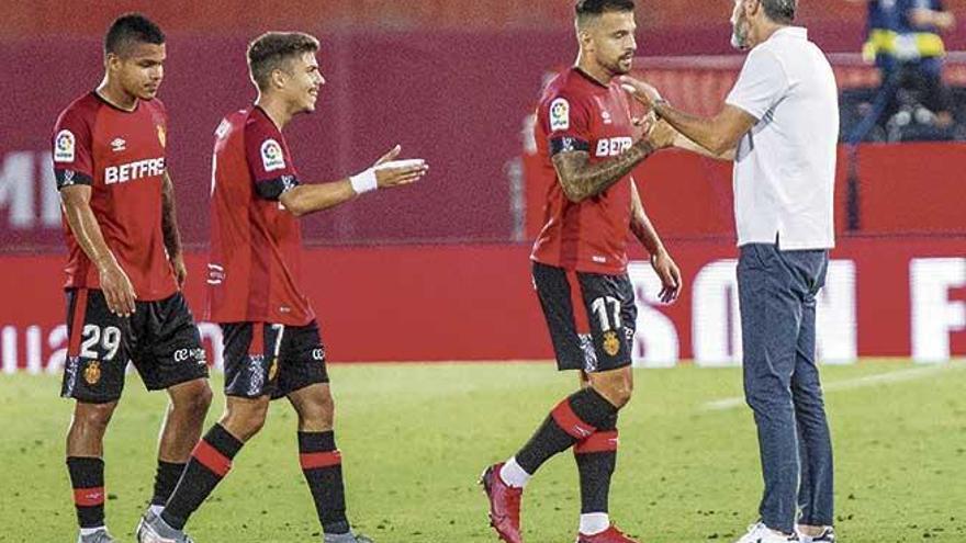 Vicente Moreno felicita a sus jugadores tras el pitido final