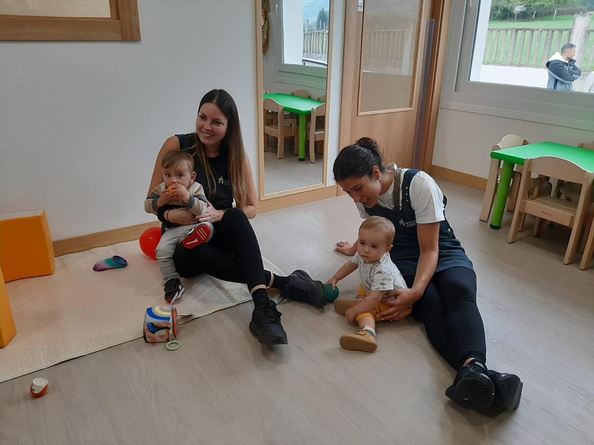 Por la izquierda, Rocío Gutiérrez con Marc Moro y Marina Manteca con Nico Noriega en la nueva Escuelina de Sariego