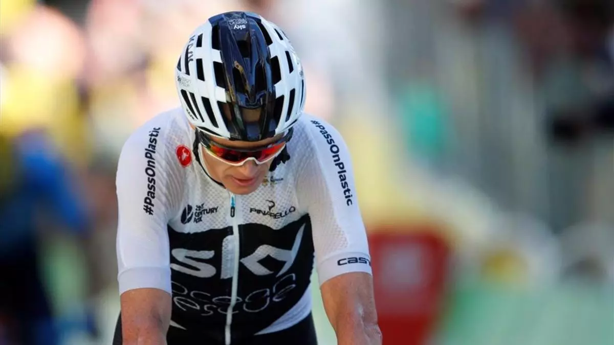 Froome, disgustado: "La organización debe proteger a los corredores"