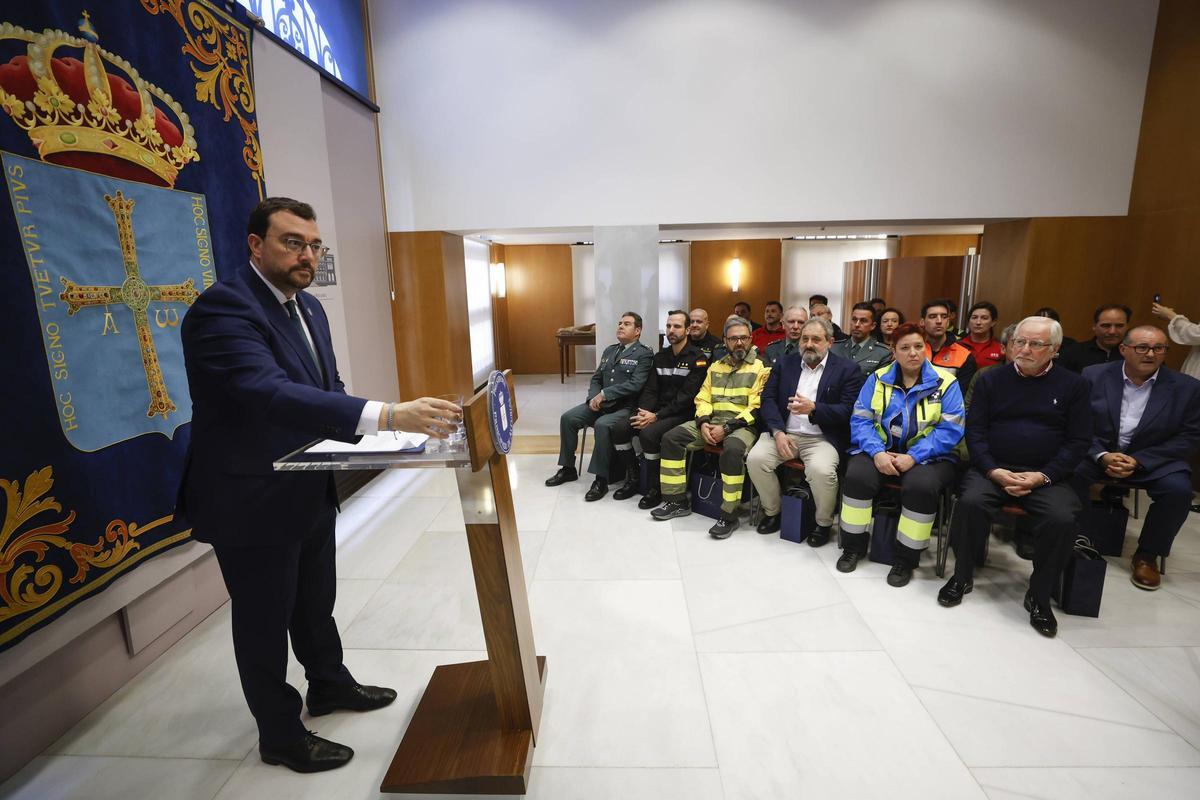 El Presidente de Asturias, Adrián Barbón, ante los miembros de los cuerpos involucrados en la extinción de incendios.