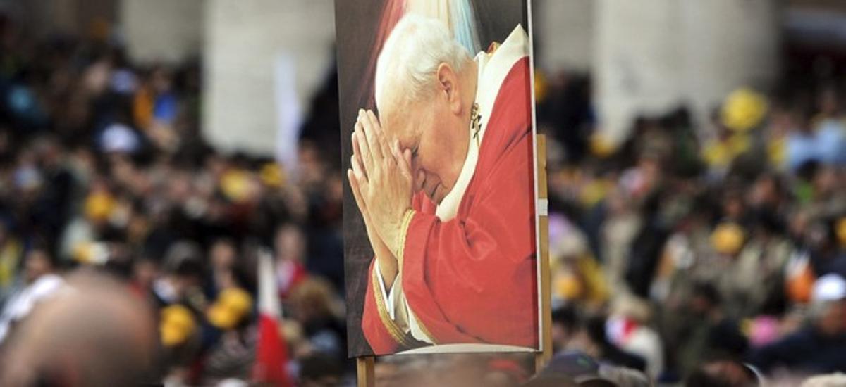 Una imatge del papa Joan Pau II destaca entre els milers d’assistents a la seva beatificació, avui, a la plaça de Sant Pere del Vaticà.