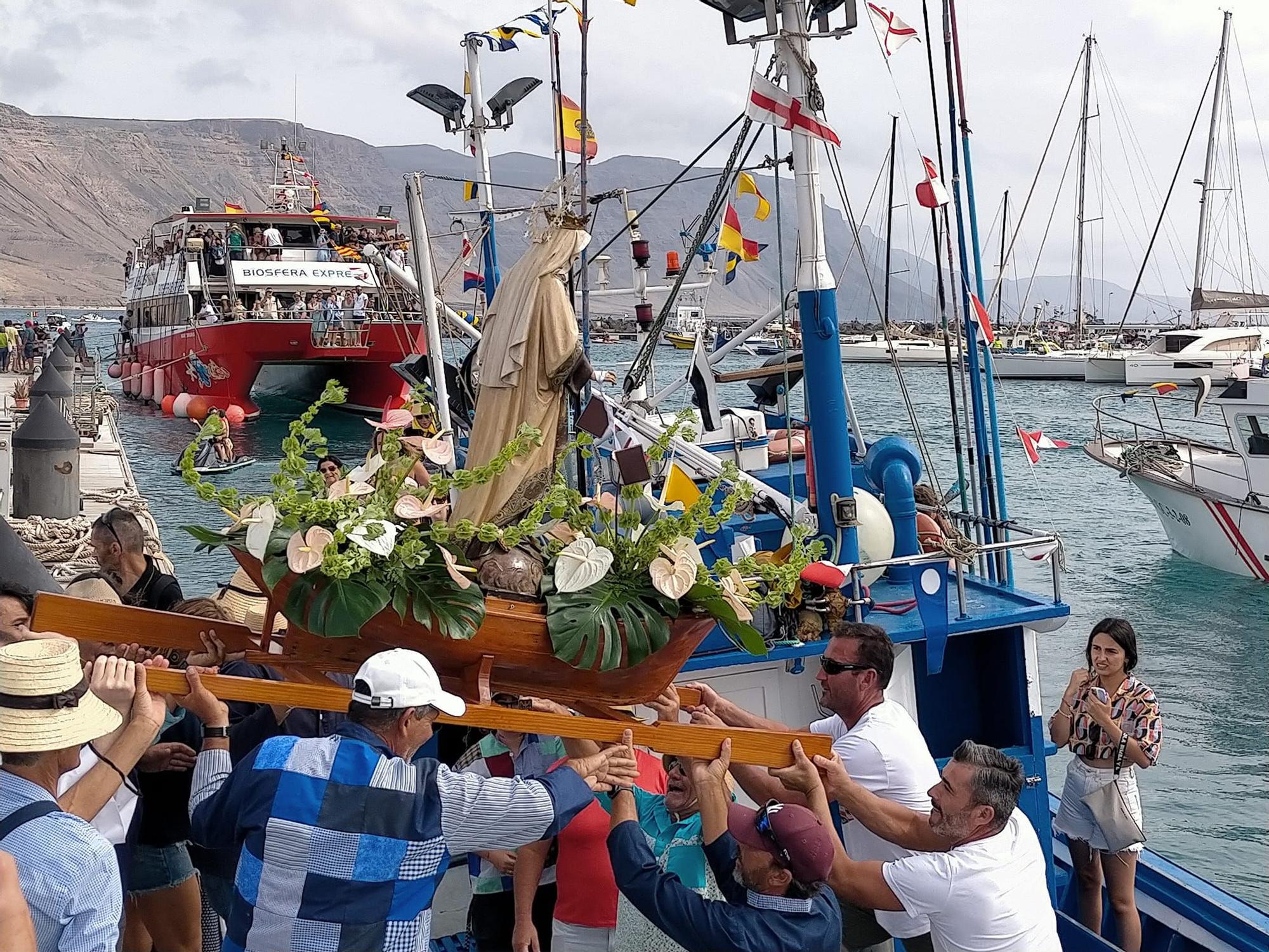 La Graciosa pasea a la Virgen del Carmen