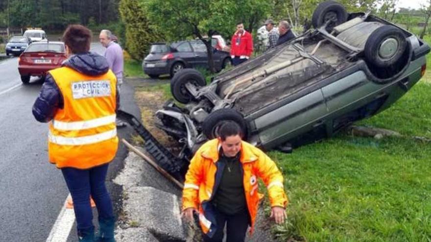 Vuelca con su coche en Cuntis tras salirse en una curva