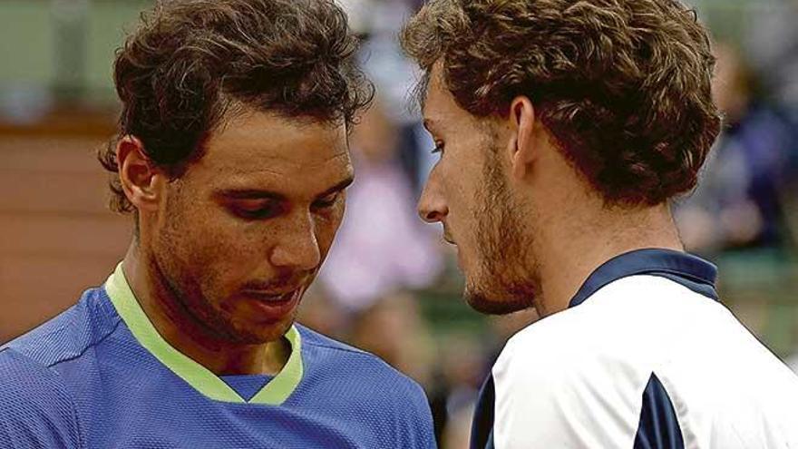 Nadal consuela a Carreño tras la retirada del asturiano.