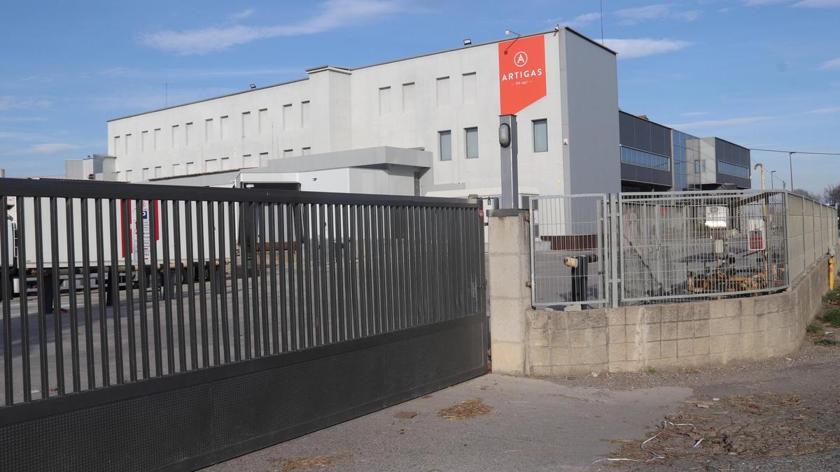 La fàbrica d’Artigas Alimentària a Cornellà del Terri amb la porta tancada