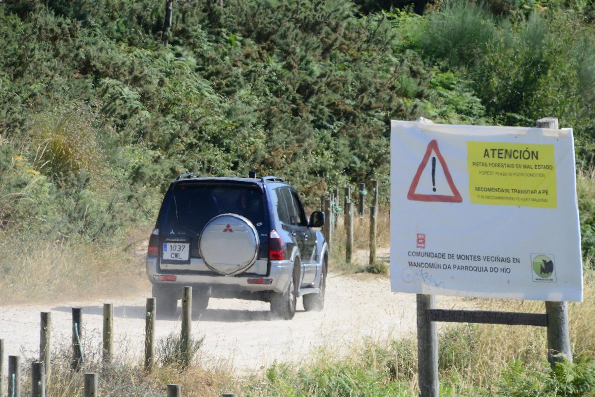 Un cartel de los comuneros advierte del mal estado de las pistas forestales.