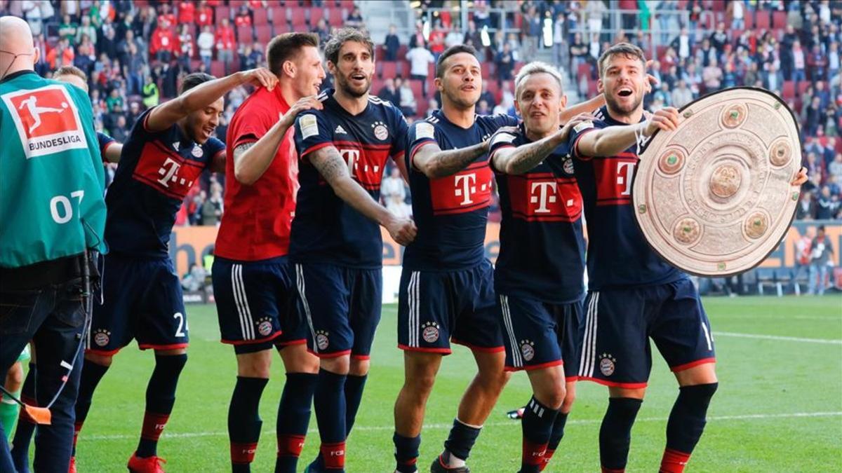 Javi Martínez celebra con Thiago y el resto de compñaeros la Bundesliga