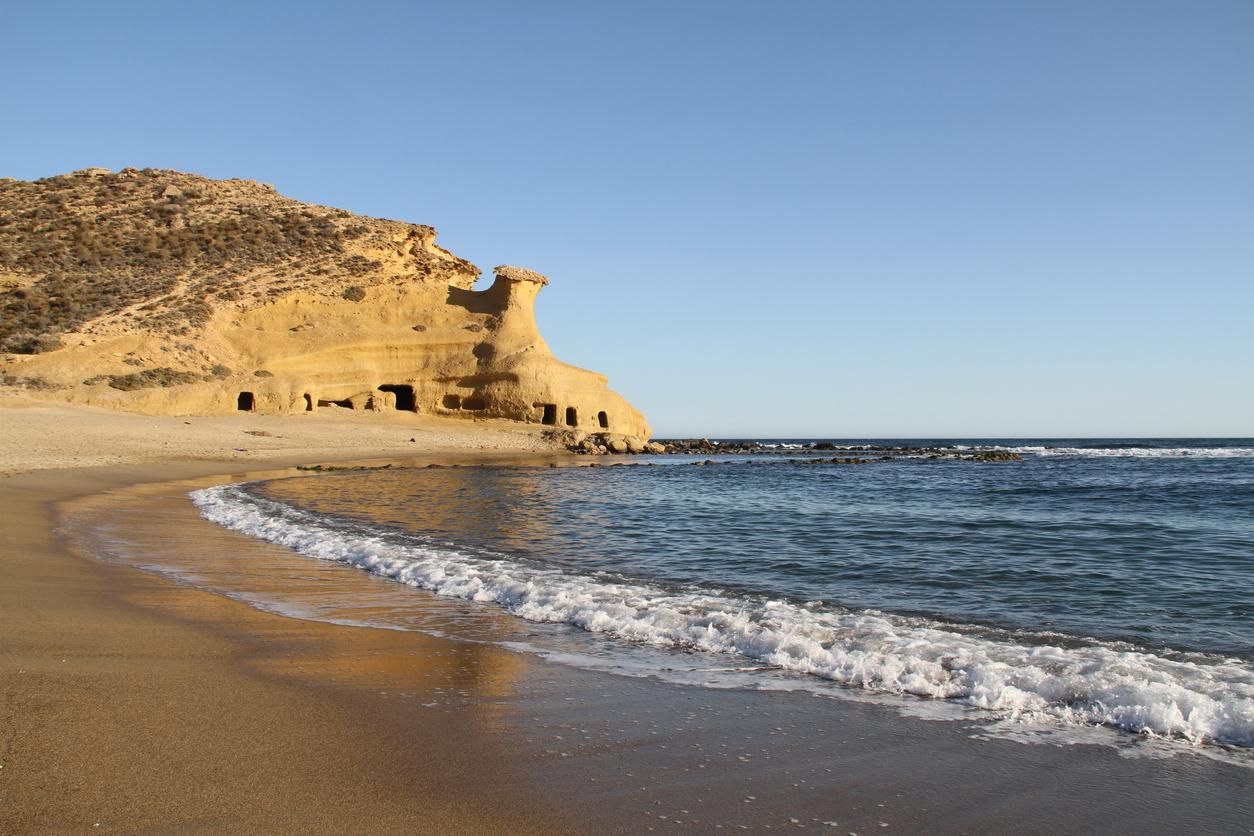 Fotografía al atardecer de Cala Cerrrada en Murcia.