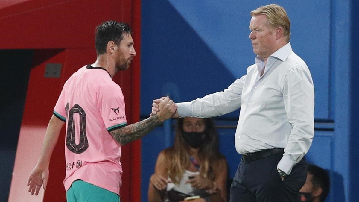 Messi y Koeman se saludan tras el masivo cambio que realizó el técnico ante el Girona.