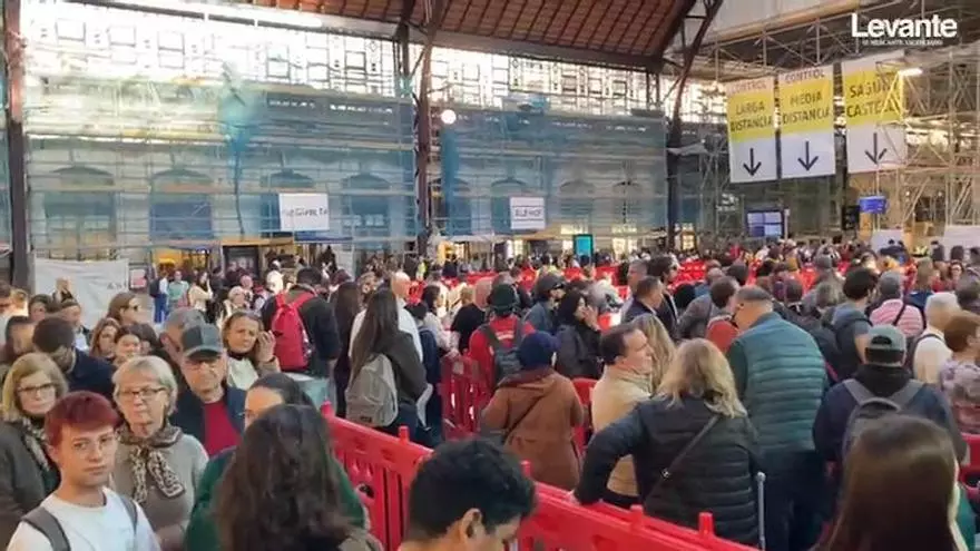 Tres horas de espera para poder coger un tren tras la Mascletà