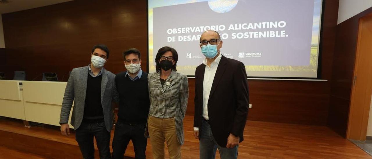 Los fundadores de Revoluz junto a la profesora María José Rodríguez y el director del Cenid, Manuel Palomar