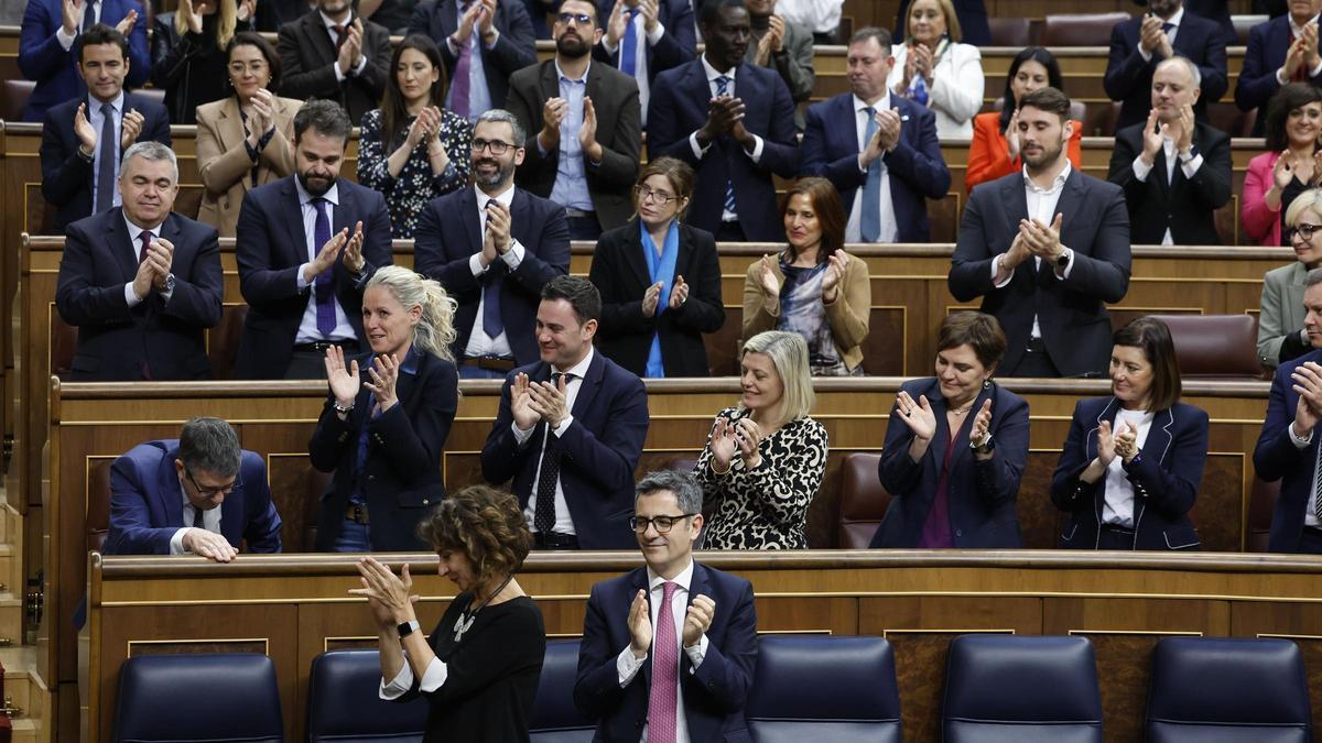 La bancada socialista aplaude la intervención de su portavoz, Patxi López, durante el debate de la ley de amnistía