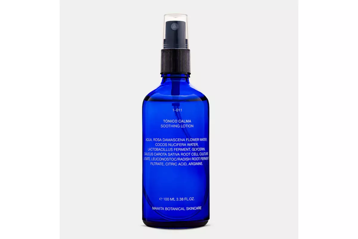 Hoy te traemos los 5 tónicos faciales ideales para piel sensible: ¡Calma, hidrata y luce radiante! 7 Moncloa 1. Tónico CALMA de Mamita Botanical