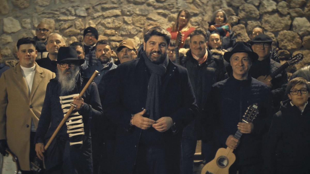 López Miras, junto a la Cuadrilla de Aledo y Raúl Frutos, en su falicitación navideña