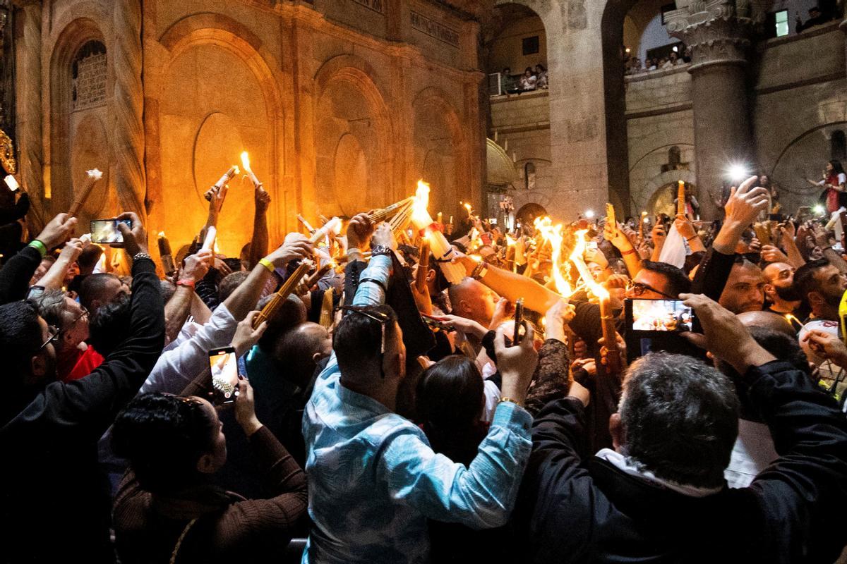 Cristianos ortodoxos celebran “Fuego Sagrado” en Jerusalén. eregrinos cristianos ortodoxos sostienen velas durante la ceremonia del Fuego Sagrado, un día antes de la Pascua ortodoxa, el sábado 15 de abril de 2023 en la Iglesia del Santo Sepulcro en la Ciudad Vieja de Jerusalén, donde muchos cristianos creen que Jesús fue crucificado y enterrado antes de resucitar.