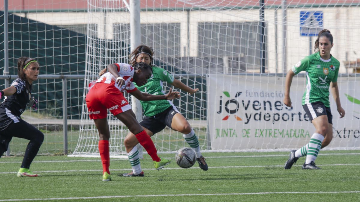 Acción del derbi de Liga Reto Iberdrola entre el Cacereño Femenino y el Santa Teresa, que este sábado se volverán a enfrentar.