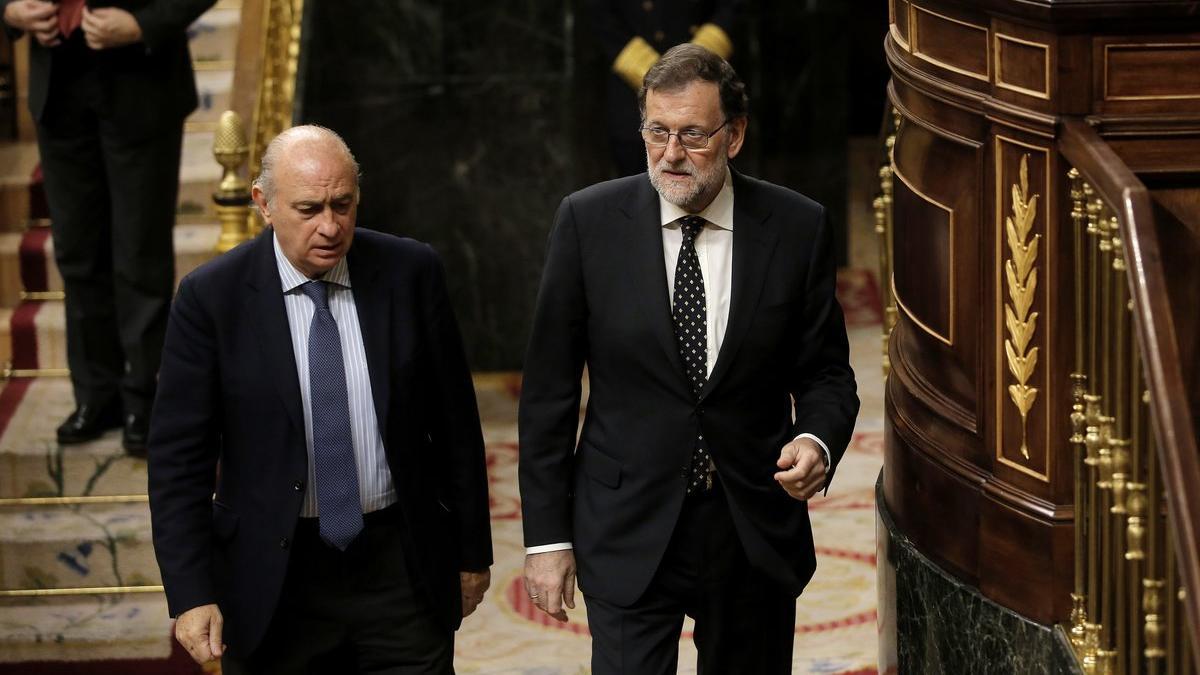 Mariano Rajoy y Jorge Fernández Díaz, cuando eran presidente del Gobierno y ministro del Interior, el 20 de octubre de 2016 en el pleno del Congreso de los Diputados.