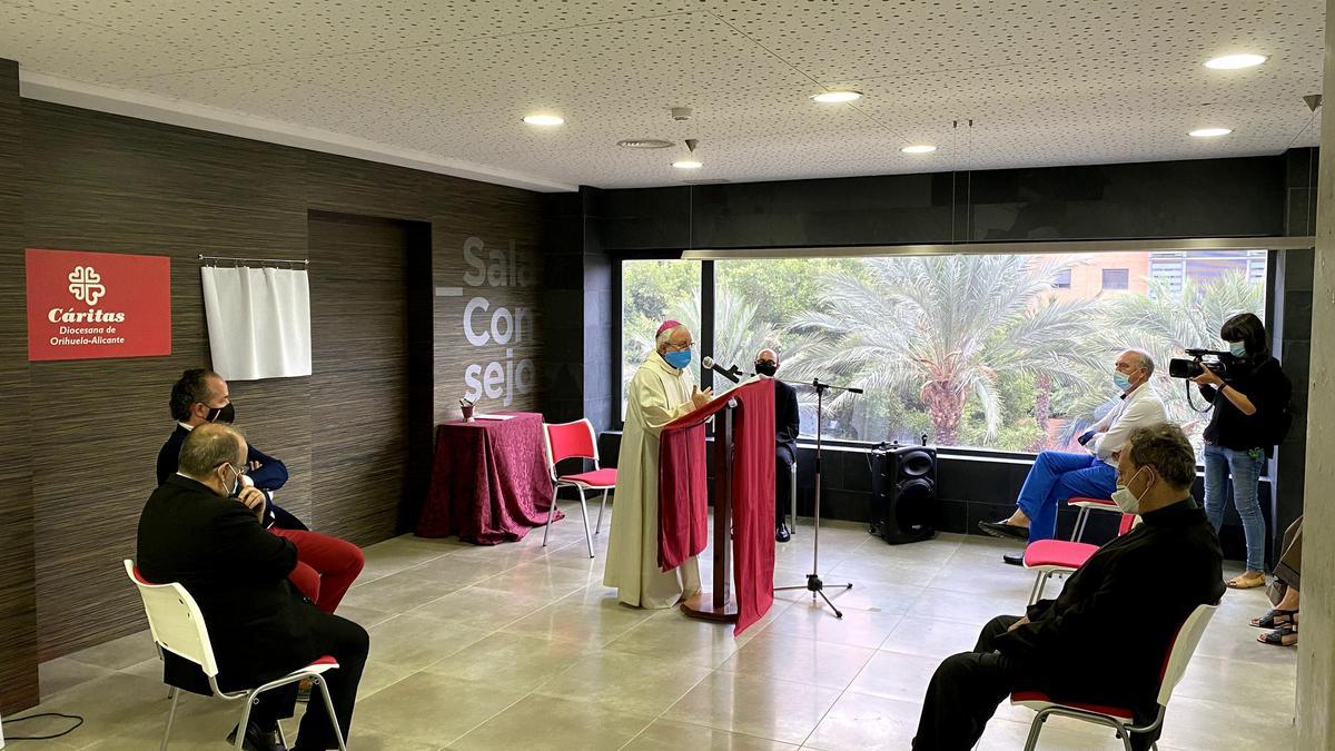 Un instante de la inauguración de la nueva sede de Cáritas en Alicante