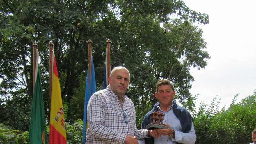 Toni Bulnes, en representación del Mesón El Puente Romano, y el pescador José Luis Lema, el domingo, en la Fiesta del Pescador.