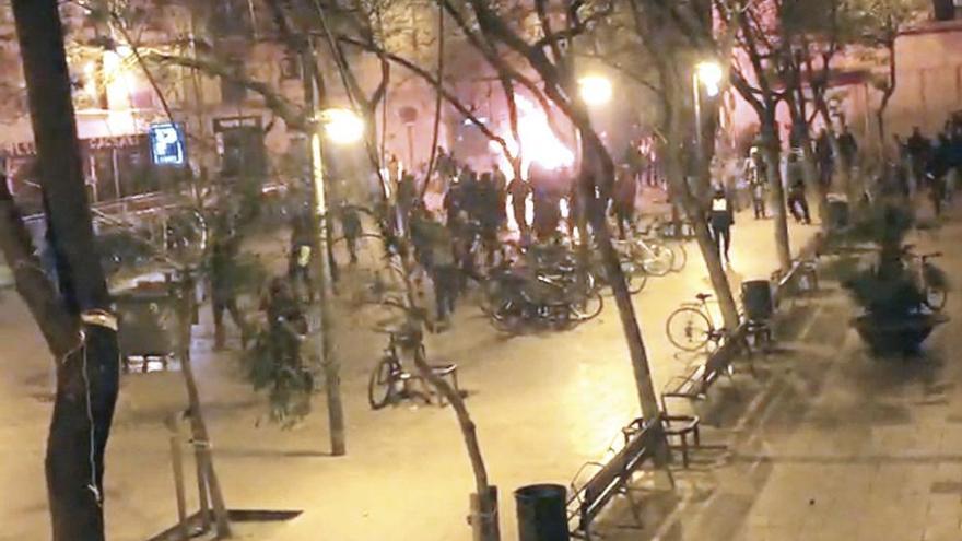 Una imagen de los enfrentamientos en Gràcia, grabada en vídeo por un vecino del barrio. // FdV