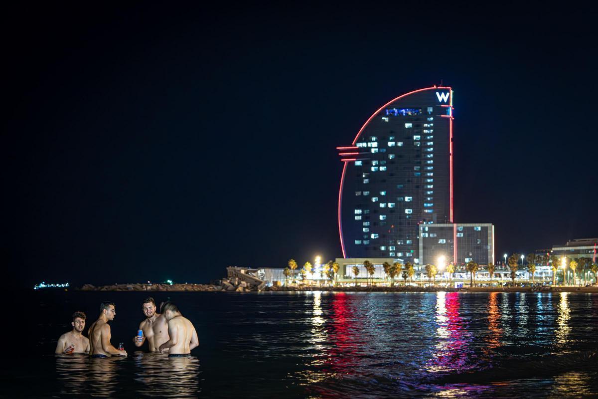 Refugio nocturno: Barcelona se refresca y descansa en sus playas durante las noches calurosas