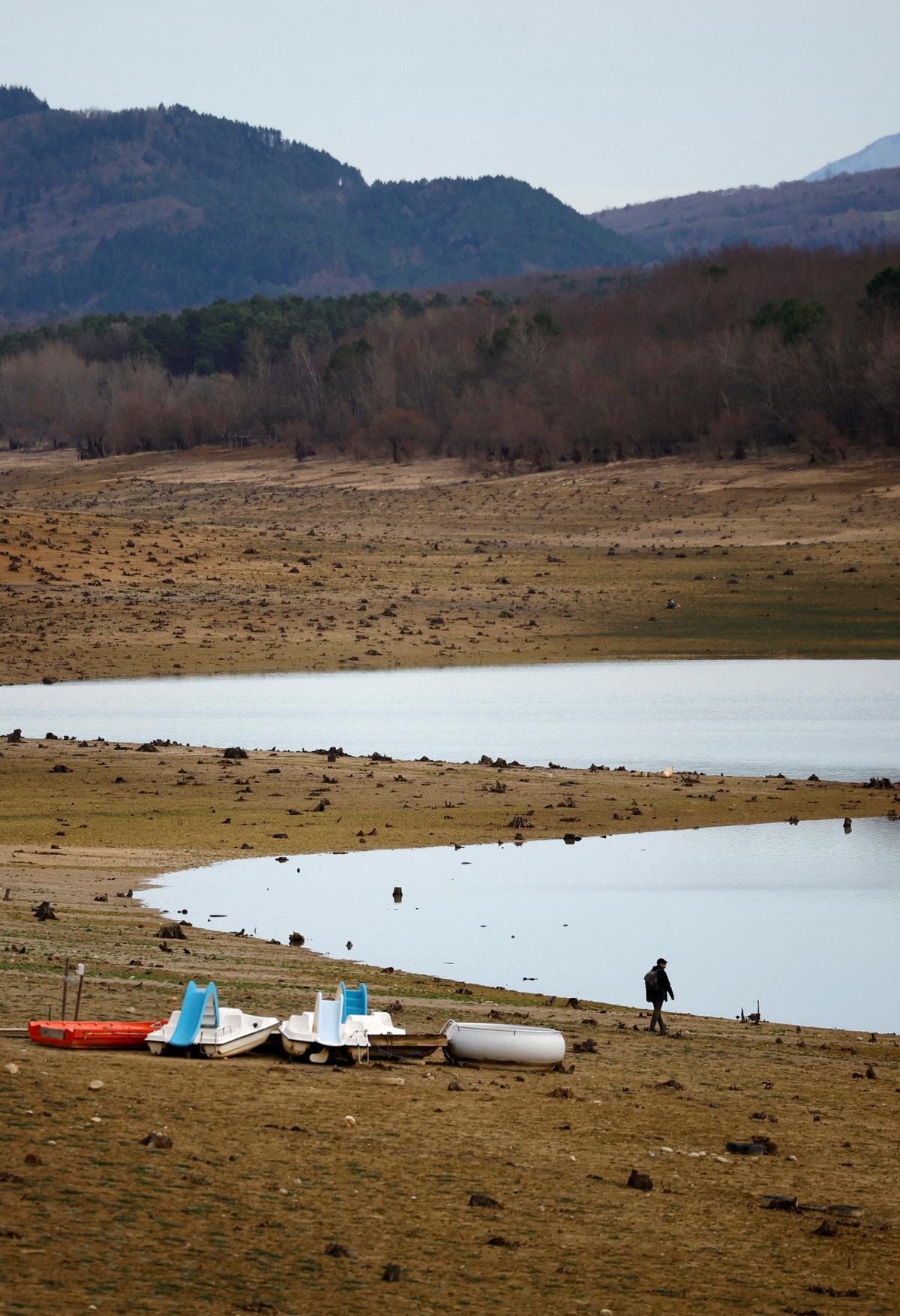 El lago Montbel parcialmente seco al pie de las montañas de los Pirineos. Francia se enfrenta a una racha seca invernal récord que genera temores de otro verano de sequías y restricciones de agua.