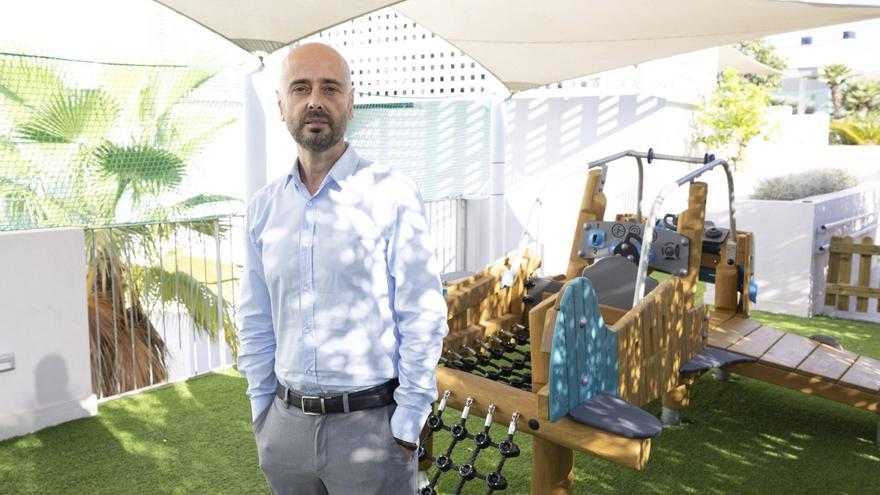 El director del Colegio Mestral, Antonio Olmedilla, en uno de los nuevos espacios de juego de Infantil. | | FOTOS: VICENT MARÍ