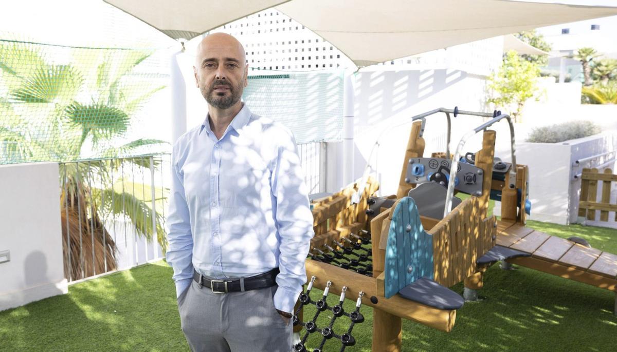 El director del Colegio Mestral, Antonio Olmedilla, en uno de los nuevos espacios de juego de Infantil. | | FOTOS: VICENT MARÍ