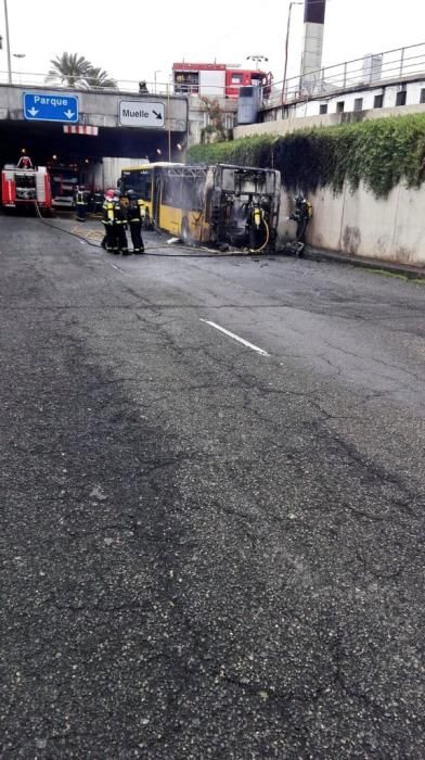 Incendio de una guagua en la Autovía