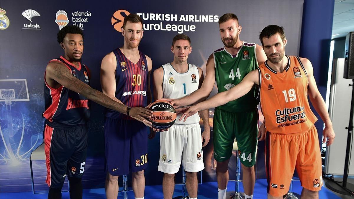 Mc Rae (Baskonia), Claver (Barça), Causeur (Madrid), Musli (Unicaja) y Rafa Martínez (Valencia) en la presentación del acuerdo con Endesa.